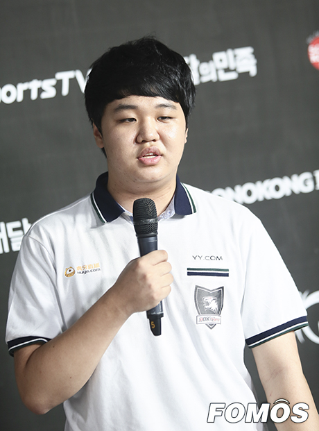 포모스 [포토] MVP 인터뷰하는 프레이 김종인-스멥 송경호 [포토] MVP 인터뷰하는 프레이 김종인-스멥 송경호 