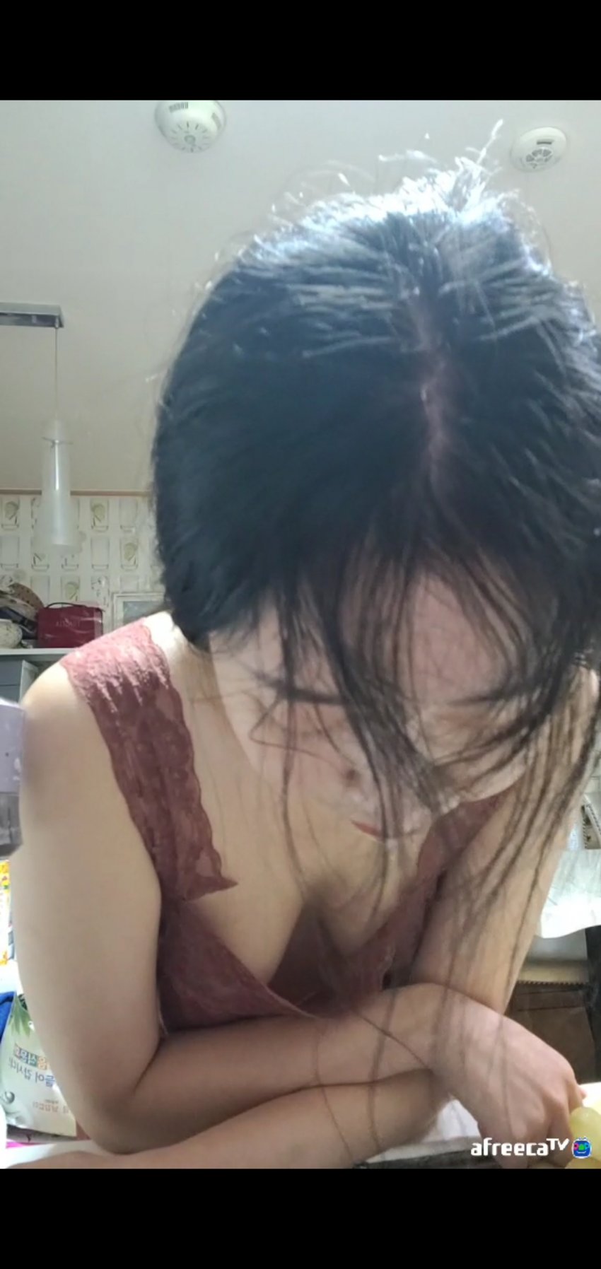 bj전지현 누드 포모스 전지현... 침뱉으면서 노브라 가슴골 노출.....