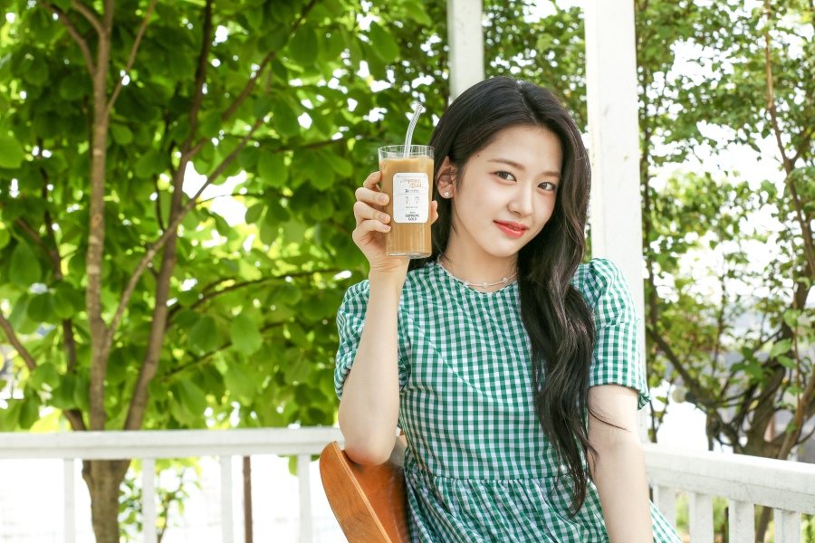 이번에 맥심 커피 모델 등극한 대세 여자 아이돌
