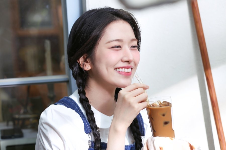 이번에 맥심 커피 모델 등극한 대세 여자 아이돌