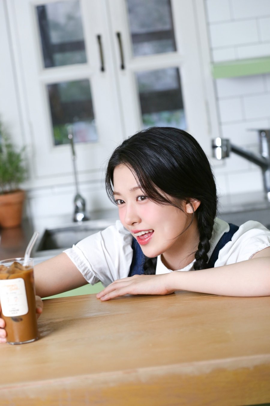 이번에 맥심 커피 모델 등극한 대세 여자 아이돌