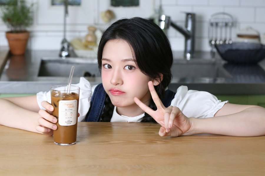 이번에 맥심 커피 모델 등극한 대세 여자 아이돌