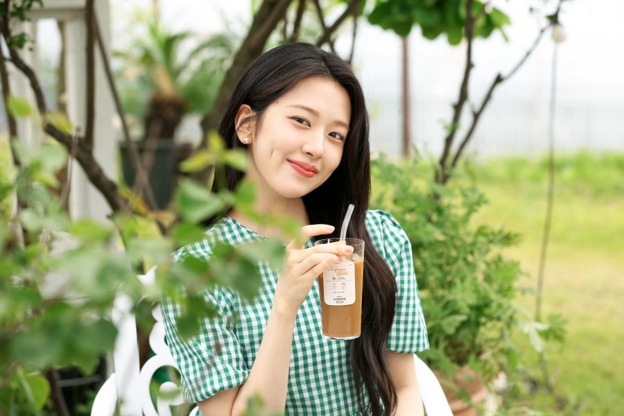 이번에 맥심 커피 모델 등극한 대세 여자 아이돌