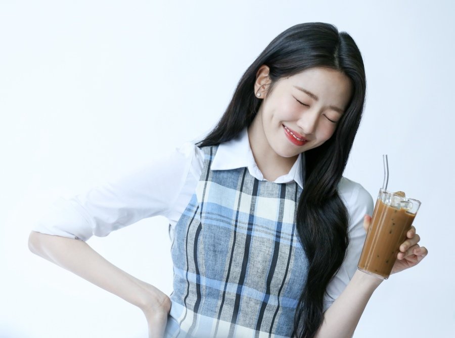이번에 맥심 커피 모델 등극한 대세 여자 아이돌