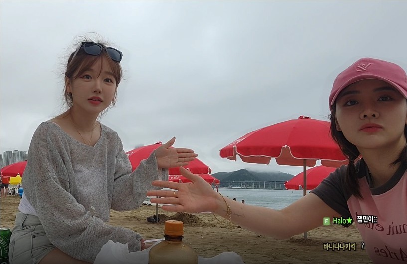 해변가 비키니 누나 손으로 가리는 선비보리
