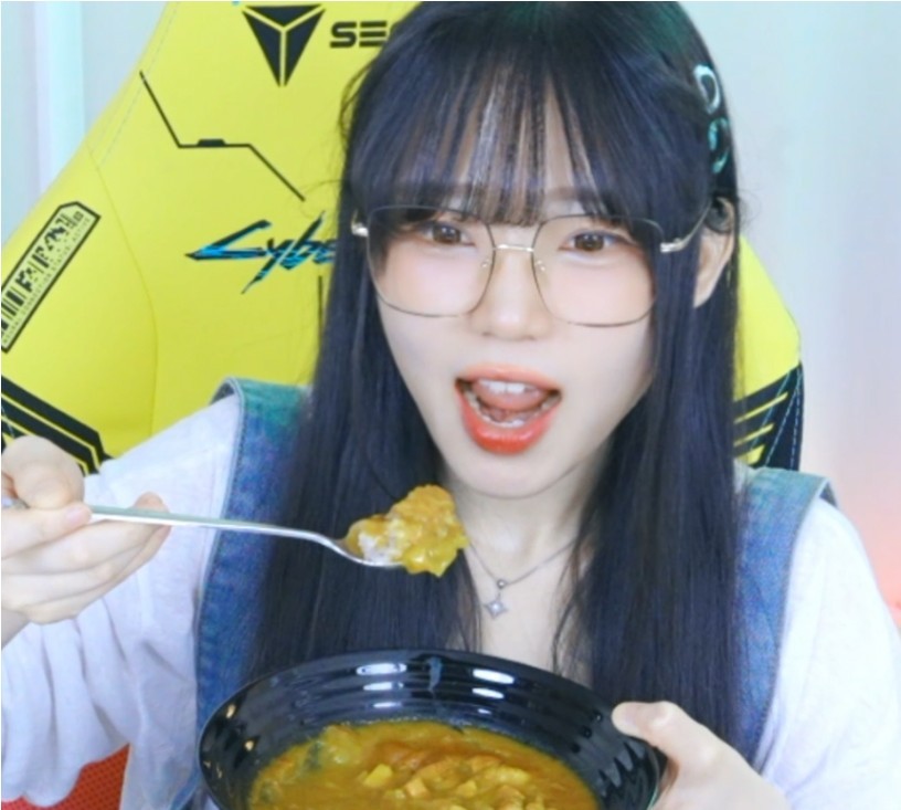 아무리 봐도 30대 여캠처럼 안보임.. ㄹㅇ