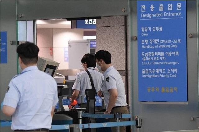 '연예인 전용 출입문' 생긴 인천공항 논란