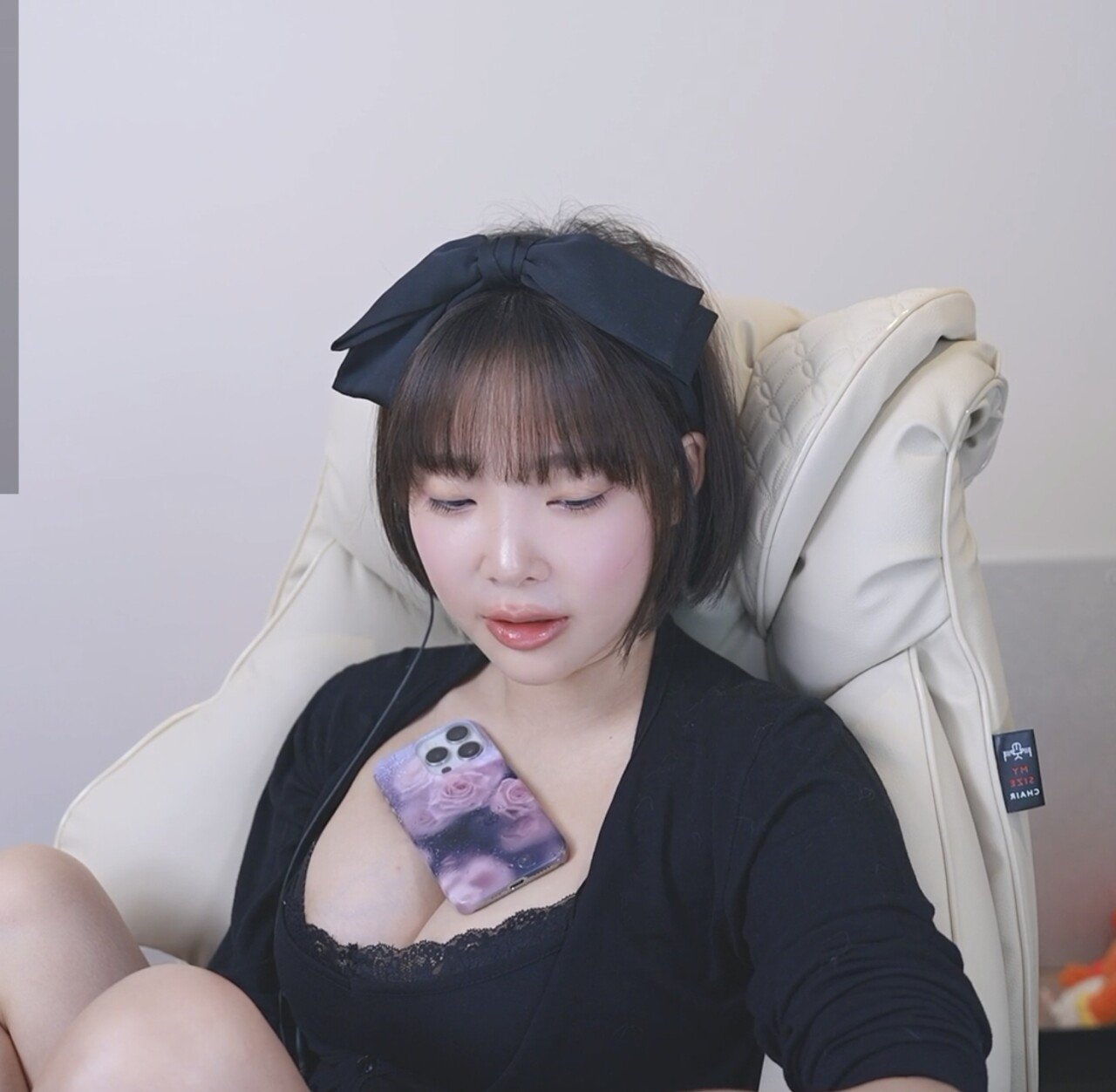 강인경이 이동할때 핸드폰 두는 법