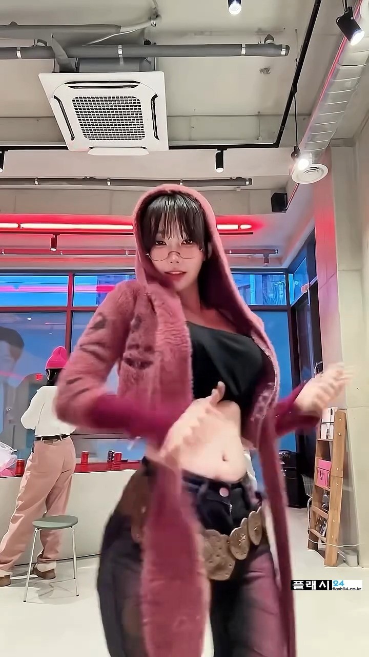 김계란 'QWER' 청바지 몸매