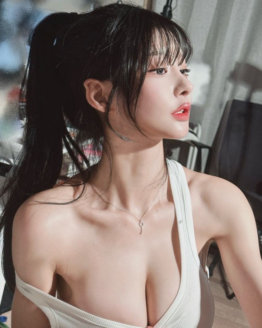 한 쪽 어깨끈 내려간 갓세희 초고화질샷