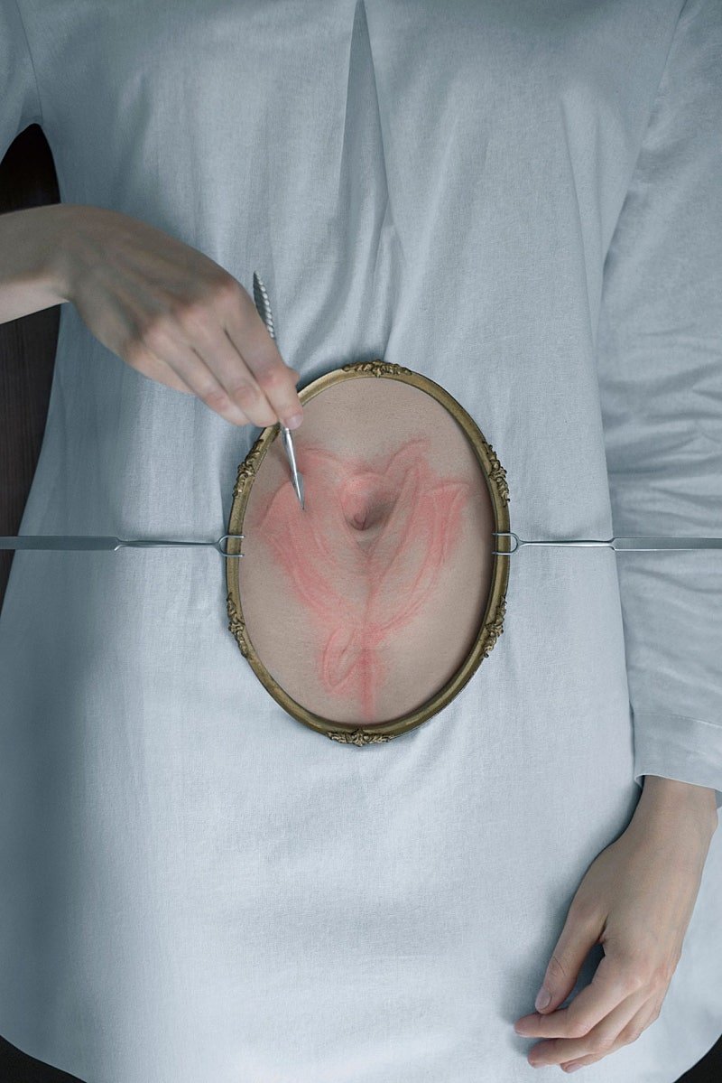 피부묘기증을 예술로 승화시킨 여자
