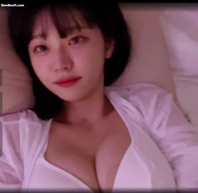 'QWER' 쵸단 가슴은 몇 컵일까요?