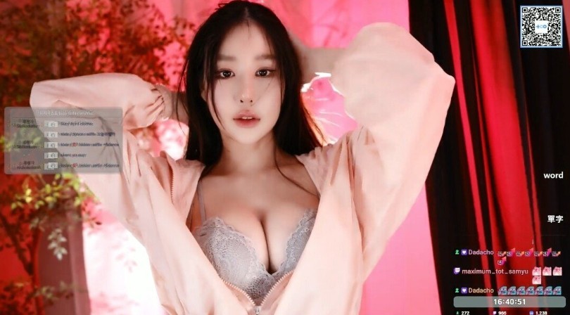 브라가 대놓고 보이는데 ㄷㄷ