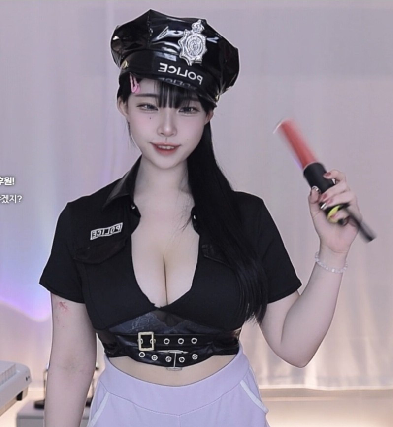 '판다TV 출신' 나는찬미 경찰복
