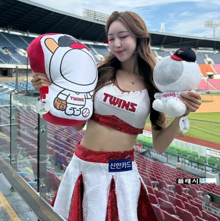 LG 트윈스 진수화 치어리더 야릇한 수영복 셀카