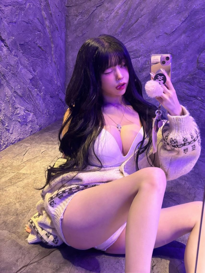 CK 흰브라 가슴골