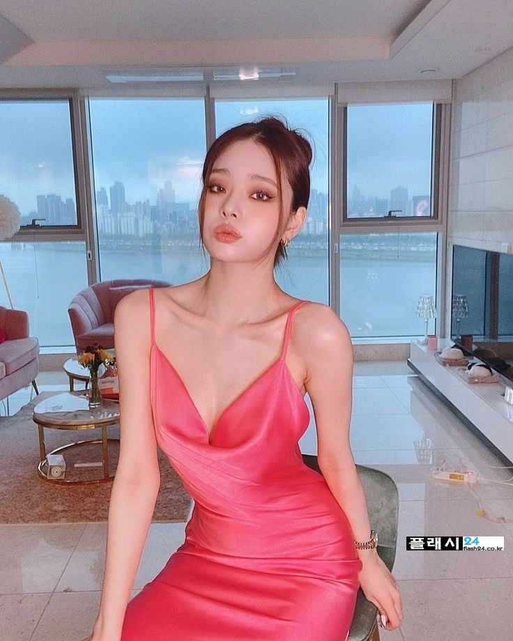 송지아 굴고있는 핑크 운동복