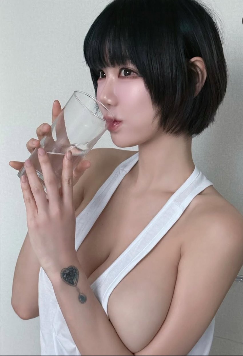 옆슴 흘러 넘치는 노브라 거유녀