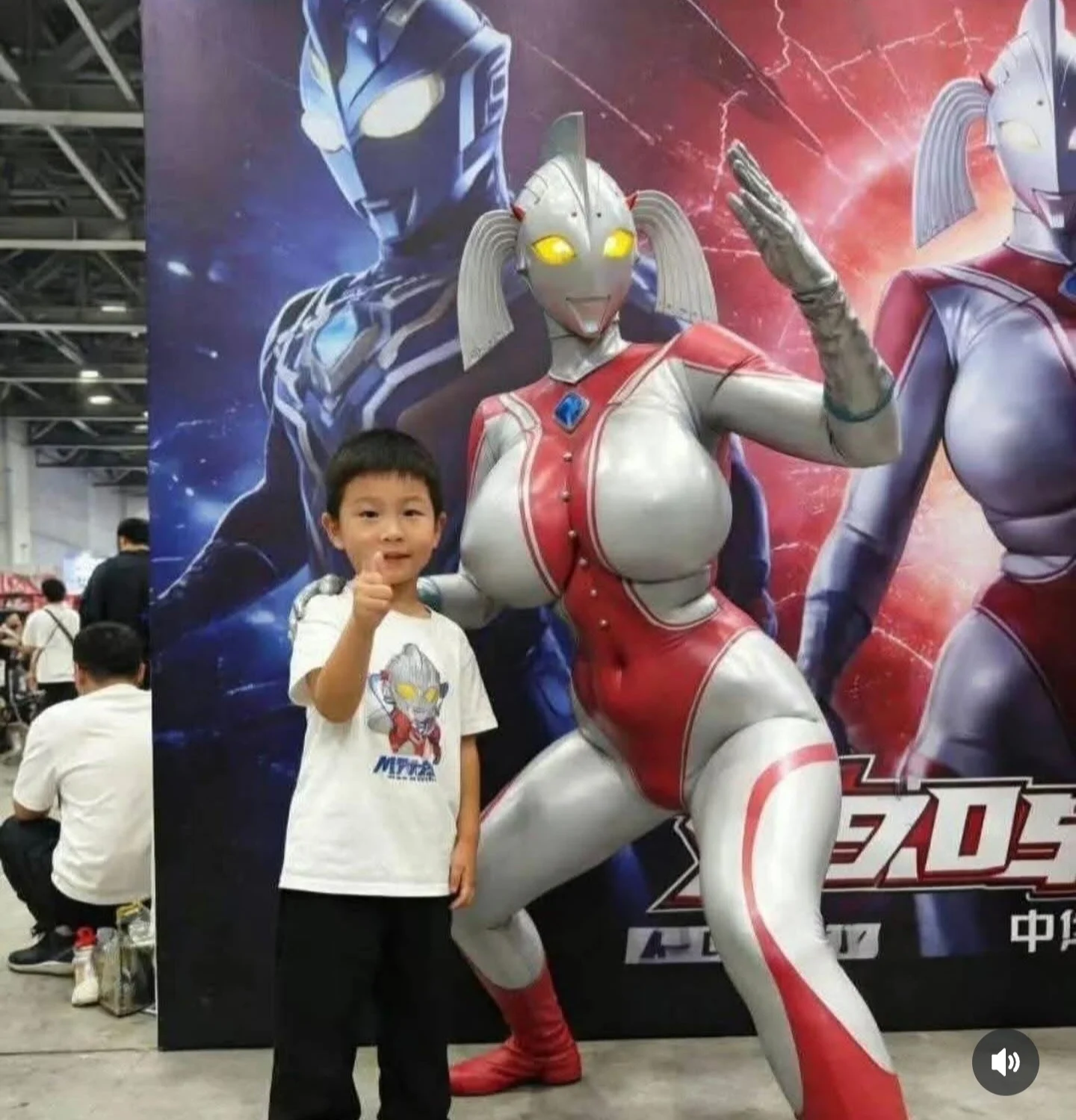 잼민이와 기념컷 찍는 울트라걸 몸매