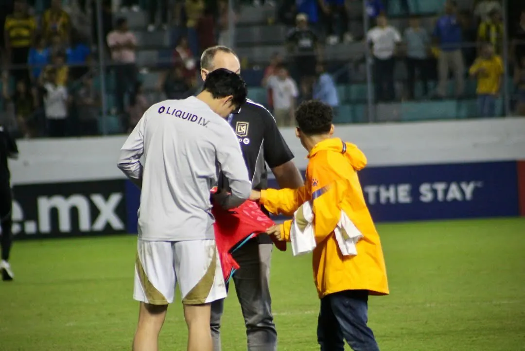 손흥민한테 싸인 받고 우는 온두라스 볼보이