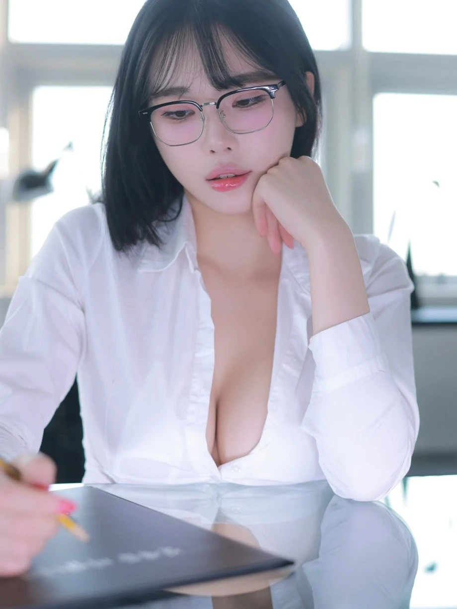 오피스룩 흰셔츠 가슴골