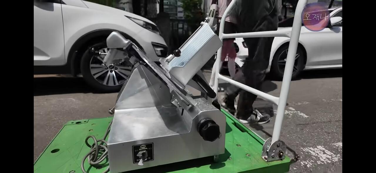Screenshot_20260613_144433_YouTube.jpg 햄 써는 기계 덕분에 대패삼겹살을 개발하게 되었다는 백종원 대표.jpg